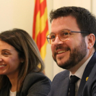 El vicepresidente del Gobierno, Pere Aragonès, con la portavoz, Meritxell Budó, en el departamento de Economía.