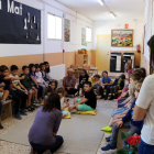 Imagen de los alumnos de la comunidad de mediados del instituto escuela Montsant -con los niños de 1.º, 2.º y 3.º de primaria- conversando en grupo