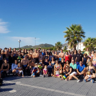 Fotografía de familia de los participantes en la acción de limpieza en las playas de l'Hospitalet.