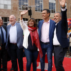Jaume Collboni, Pedro Sánchez, Josep Borrell, Frans Timmermans, Núria Marín saludant l'acte del PSC el 23 de maig del 2019.