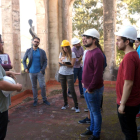 Pla general d'alguns estudiants d'arquitectura de la URV analitzant una masia a l'Aldea.