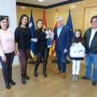 Pere Granados i Júlia Gómez reben a Darío i la seva família a l'Ajuntament.