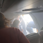 Varios pasajeros saliente del avión, lleno de humo.