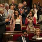 Plano abierto de la bancada de Ciudadanos en el Parlament, aplaudiendo a la líder, Lorena Roldán.
