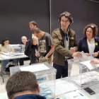 Francesc Barbero votando en Flix.