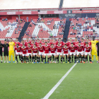 Los jugadores que fueron presentados como futbolistas del primer equipo tarraconense y el cuerpo técnico.