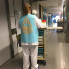 Imagen de una enfermera con un chaleco que ruega que no se moleste mientras prepara la medicación.