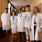 El pacient amb la malaltia de MNGIE trasplantat de fetge Niki amb els doctors Ferran Vila, Isabel Campos, Ramon Charco i Carolina Malagelada.