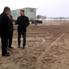 El subdelegado del gobierno español en Tarragona, el jefe provincial de Costa y el alcalde de Sant Jaume d'Enveja, durante la visita de obras a la playa de Migjorn
