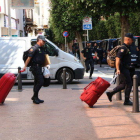 imagen de los agentes del cuerpo del Estado marchándose del hotel reusense.