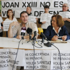Pla mitjà de Marisa Cañón, membre del Grup de Treball en Defensa de la Sanitat Pública, i de Ferran Mansergas, membre de la Secció Sindical de la CGT de l'Hospital Joan XXIII, en roda de premsa. Imatge del 14 de febrer del 2019