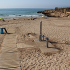 Una de les dutxes de la platja de la Savinosa, adaptada a persones amb problemes de mobilitat.
