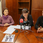 Membres de la CUP de Reus, Marta Llorens, Mariona Quadrada i Edgar Fernández, mostrant una foto de l'acalde i cap de llista del PDeCAT, Carles Pellicer, i el cap de campanya, Marc Just.