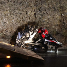 Els serveis d'emergències retiren la moto que ha quedat destrossada després de l'impacte CRISTINA AGUILAR