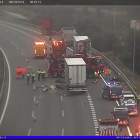 Imagen del accidente mortal, producido por el choque de dos camiones cuando|cuándo hacían cola por otro camión volcado en la AP-7 en Vilafranca del Penedès.