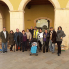 Els ocupes i simpatitzants, un cop assolit l'empadronament a Altafulla, ahir a la plaça del Pou.