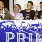 Petón, a l'esquerra de la imatge, celebrant l'ascens del Huesca a Primera Divisió.