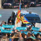 Un grupo de manifestantes con cartulinas con el lema 'Spain, sit and talk' delante de dispositivos de los Mossos d'Esquadra en torno al Camp Nou