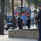 Agents dels Mossos d'Esquadra al voltant de l'Hotel Sofia, on estaven els jugadors del FC Barcelona i el Reial Madrid abans de ser traslladats al Camp Nou per jugar el clàssic
