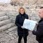 La alcaldesa de Tortosa, Mertixell Roigé, y el director de las excavaciones, Jordi Diloli, ante las escaleras que se han encontrado.