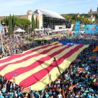 Acto final de la manifestación de la Diada en Plaça d'Espanya organizado por la ANC con una estelada gigante desplegada.
