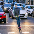 Un usuari d'un patinet elèctric per un carrer de Tarragona.