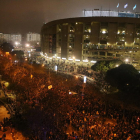 Imatge de l'exterior del Camp Nou a Travessera de les Corts minuts abans que comenci el Clàssic