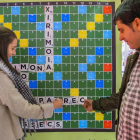 Dos participants en l'Scrabble gegant al Mercat Central