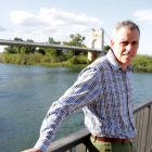 Pla americà de l'alcalde d'Amposta, Adam Tomàs, amb el pont penjant i el riu Ebre de fons. Imatge del 28 de maig de 2019