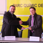 Imatge del moment en què s'ha signat l'acord entre Repsol i el Parc Químic de Seguretat.