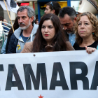 Imatge d'arxiu de Tamara Carrasco i la mare d'Adrià Carrasco a la capçalera d'una manifestació.