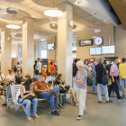 Els usuaris s'han anat acumulant a l'estació de Tarragona a causa del tall de subministrament.