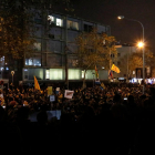 Manifestantes convocados por el Tsunami ocupante Travesía de las Corts durante el partido.