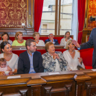 Josep Maria Andreu, en el Salón de Plenos del Ayuntamiento de Tarragona, acompañado de su familia.