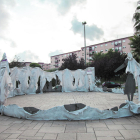 Monumento de la plaza de la Sardana, de 1973, que todavía no se ha arreglado.