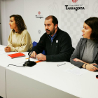 Laia Estrada, Xavi Puig i Carla Aguilar en la compareixença on han confirmat l'acord.