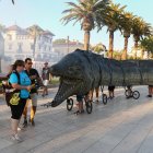 La cercavila d'elements populars va recórrer el passeig de Jaume I de Salou.