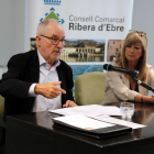 Plano medio del Síndic de Greuges, Rafel Ribó, y la presidenta del Consell Comarcal de la Ribera d'Ebre, Gemma Carim, en la reunión sobre los planes PENTA.