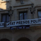 Imatge de dues pancarta trencades a la façana de l'Ajuntament d'Amposta.