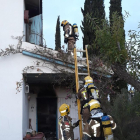 Imatge dels Bombers treballant en l'incendi d'un habitatge a Poblemar, a la Pobla de Montornès.