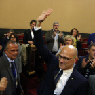 Pla frontal del senador d'ERC Raül Romeva que saluda amb la mà durant la sessió de constitució de la cambra alta, a Madrid el 21 de maig.