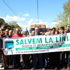 Imatge dels concentrats en el tall de la via de l'estació de Salou durant la protesta.