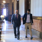 Plano general del vicepresidente del Parlament, Josep Costa, saliendo de su despacho.