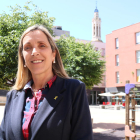 Dolors Farré, candidata de Junts per Valls y futura alcaldesa de la ciudad, en una plaza con el campanario de Sant Joan al fondo.