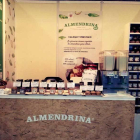 Una parada|puesto con productos de Almendrina en una feria ecológica