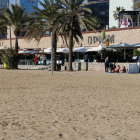 La playa del somorrostro de Barcelona con la discoteca Opium en el fondo.
