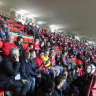 Imagen de los aficionados del Olot que se desplazaron al Nou Estadi, en la tribuna.