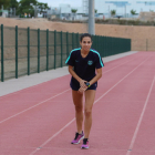 Marta Galimany, en la pista de atletismo de Valls, donde se ejercita para poder estar al cien por cien.