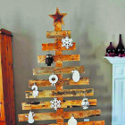 Un árbol de Navidad elaborado con cantos rodados de madera.