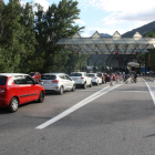 Varios vehículos parados justo delante de la frontera del río Runer entre Cataluña y Andorra.